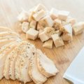 Салат "Подсолнух" с чипсами, курицей и грибами: подбор ингредиентов и рецепт приготовления
