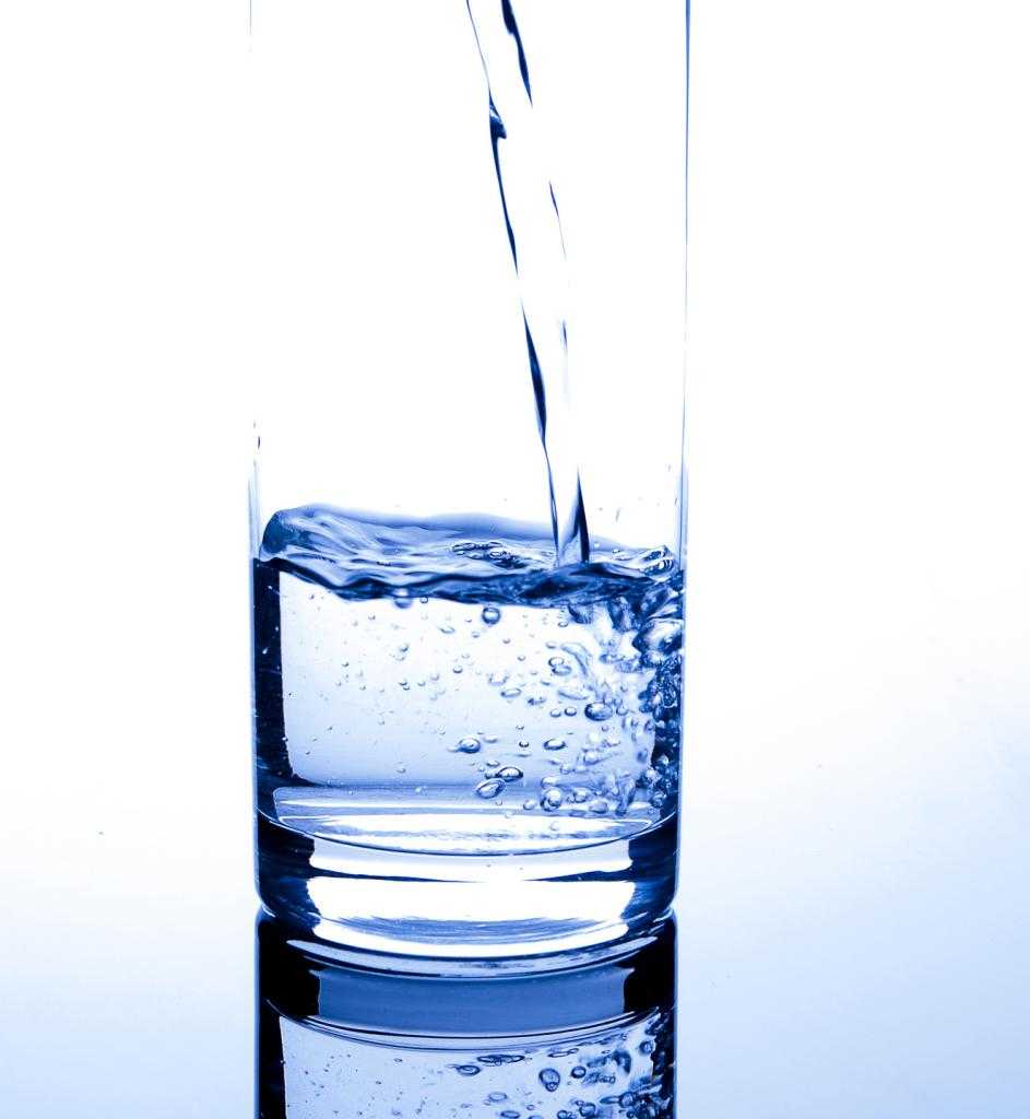 Облегченная вода. Минералка Ice Cube. Кардамон минеральная вода. Are you thirsty. Water is poured in Glass PNG