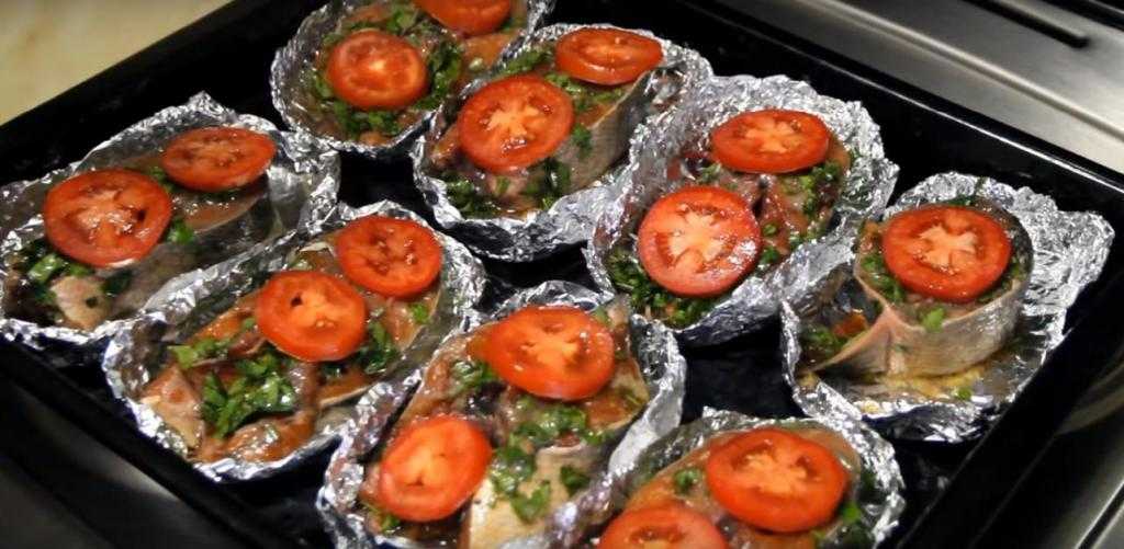 кета с овощами. стейки кеты в духовке в фольге. кета в духовке в фольге. кета стейки в духовке. кета запеченная.