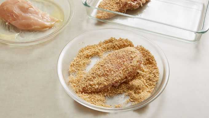 Куриное филе яйцо мука сухари. Куриное филе яйцо мука сухари. Куриное филе яйцо мука сухари. Шницель отбивной из свинины полуфабрикат. Филе в панировочных сухарях.