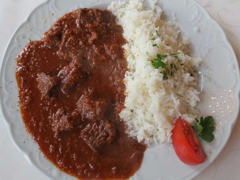 рис с куриным гуляшом. гуляш с рисом. гуляш из курицы с рисом. сливочный рис с гуляшом. рис с говядиной.